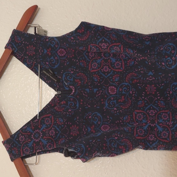 USED BANANA REPUBLIC SIZE 0 PRINT DRESS HAS HOLE IN CENTER AS SEEN IN PHOTOS - Picture 5 of 10